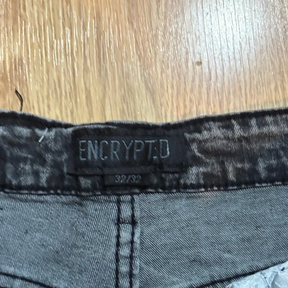 Stylish Black Denim Jeans with Graphic Design - Picture 2 of 3